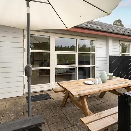 Pet Friendly In With Wifi Holiday home Humble